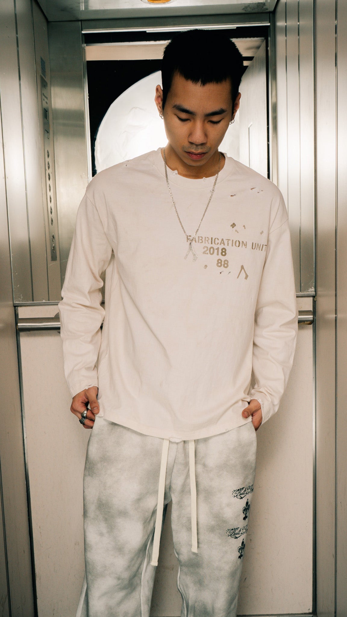 R-0H Distressed White Long Sleeve – coffee washed