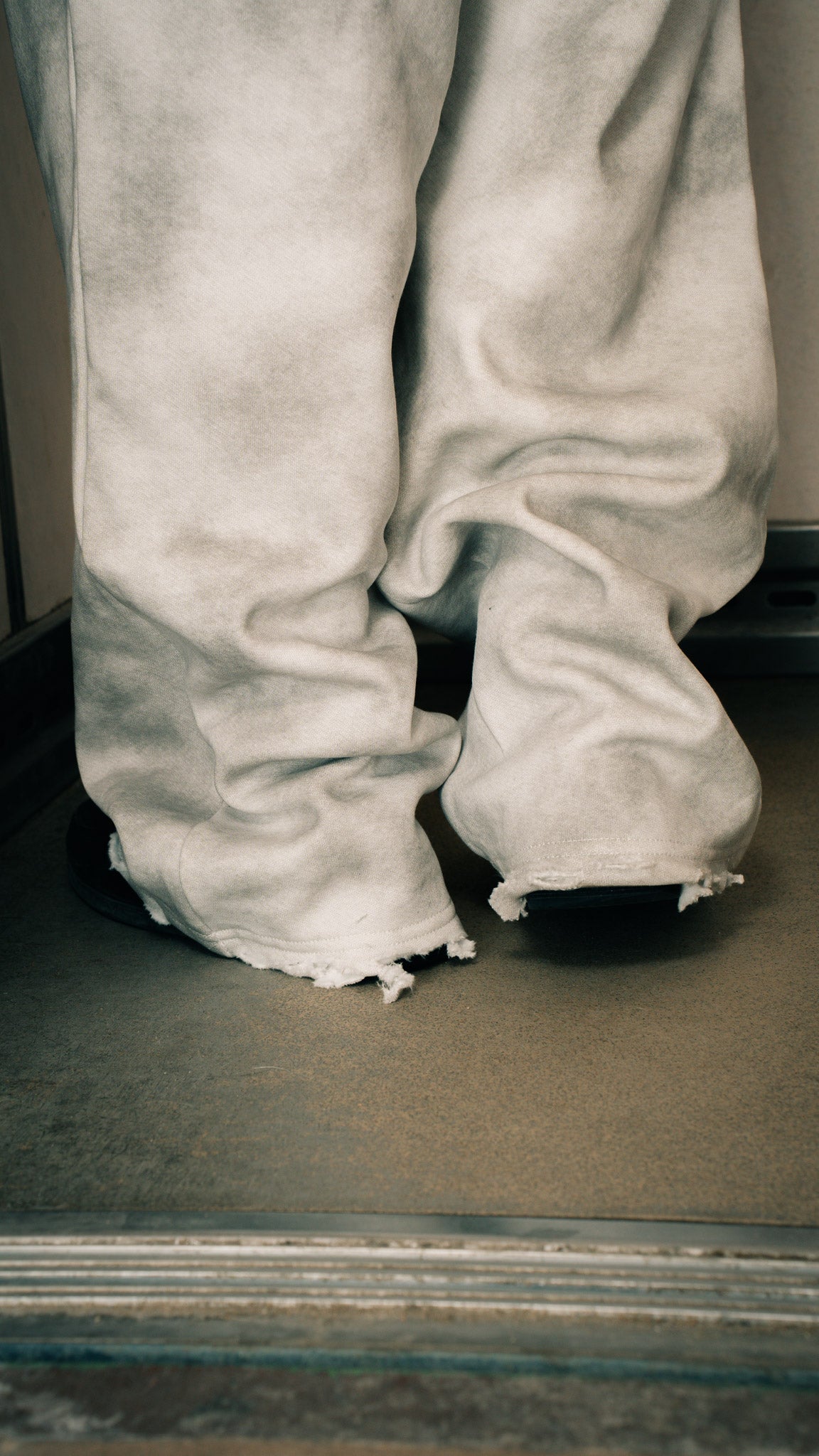 R-OH / WHITE WASHED FLARE PANTS